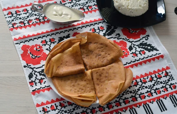 Pancake yang dilipat disajikan dengan krim asam dan keju cottage — Stok Foto