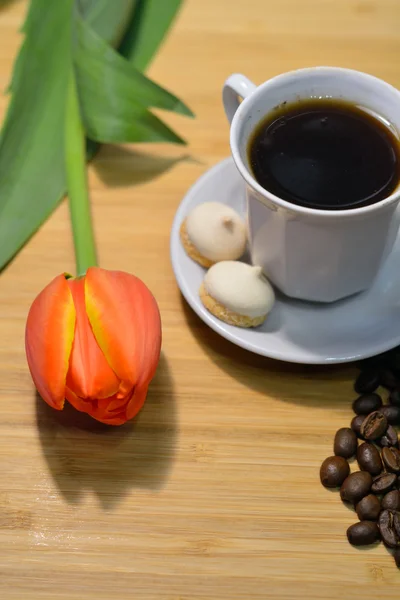 Closeup de café preto, pastelaria pequena, grãos de café e tu fresco — Fotografia de Stock