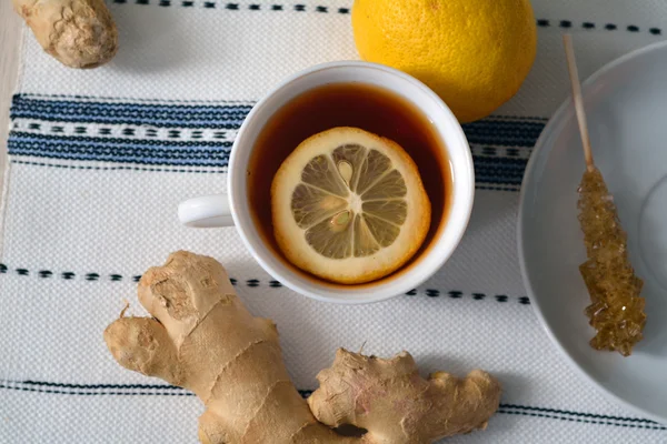 Té caliente de jengibre y limón en una taza blanca —  Fotos de Stock