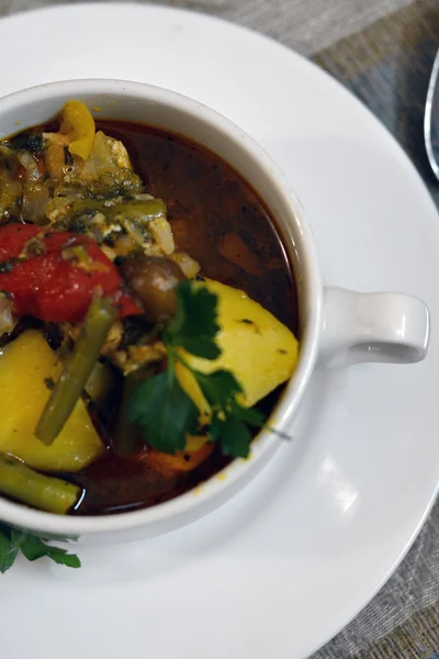 Estofado de patatas y verduras en un tazón —  Fotos de Stock