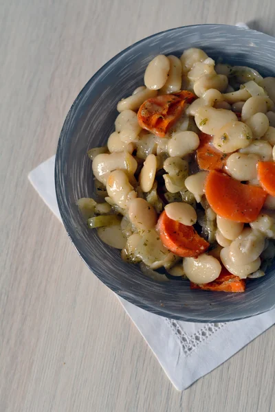 Dušené fazole s mrkví a cibulí v misce — Stock fotografie