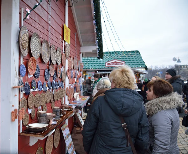 Poterie à vendre à Kiev, rue Sofiyskaya, avec des gens qui cherchent — Photo
