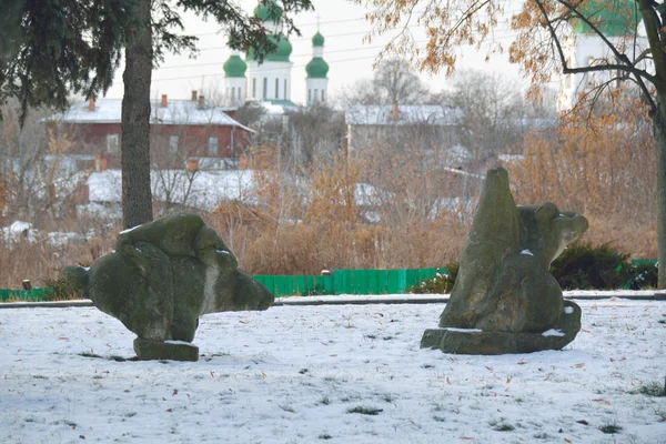 Kilisenin arkasında görülen ile Chwernigiv içinde taş ayakta — Stok fotoğraf