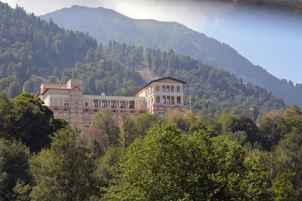 Hermoso edificio de hotel escondido entre las montañas, Sochi, Russ —  Fotos de Stock