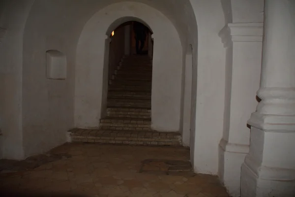 Treppe in den antoniy Höhlen, neben der unterirdischen Kirche — Stockfoto