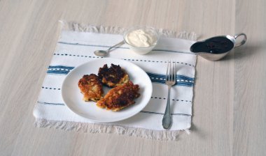 Kahvaltı servisi için elma krep