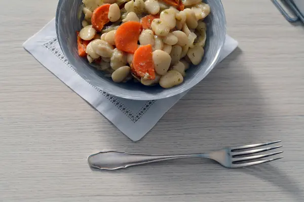 Judías guisadas con rodajas de zanahoria y cebolla — Foto de Stock