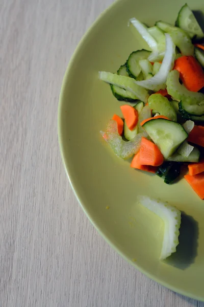 Sałatką ze świeżych warzyw na talerzu — Zdjęcie stockowe