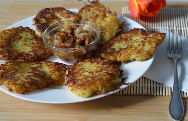 Thin brown potato hashbrown pancakes with onion and lard — Stock Photo, Image