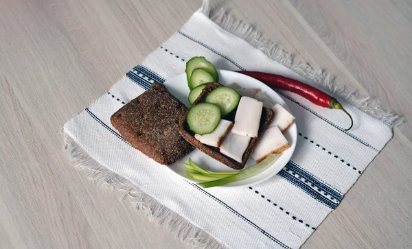 Con manteca de cerdo y verduras sobre pan de centeno — Foto de Stock
