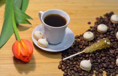 sıcak bir fincan, kahve çekirdekleri, küçük pasta mocca, şeker sopa ve 