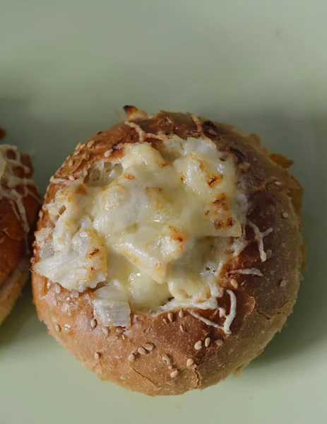 Bir tavuk julienne çörek içinde closeup — Stok fotoğraf