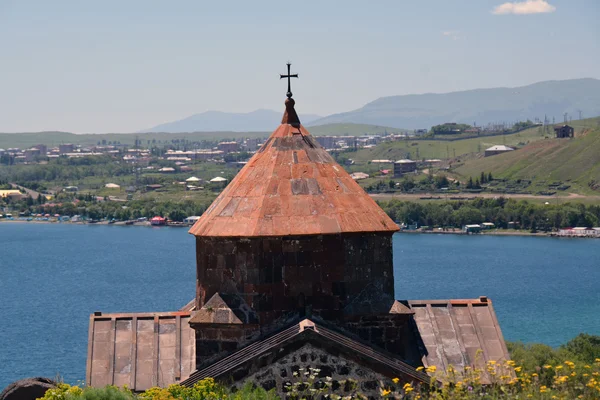 Detail of Sevanavank monsatery in Armenia, with the lake and hou — Stock Photo, Image