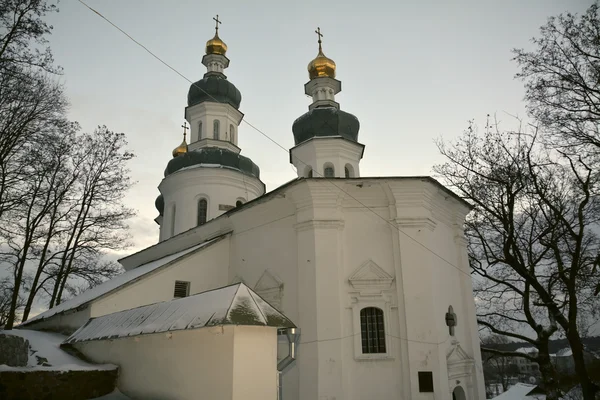 Entrée de l'église Illinskaya avec les grottes souterraines — Photo