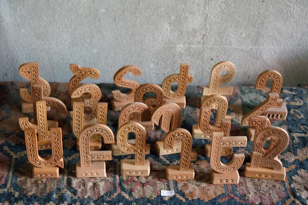 Madeira esculpida letras arménias — Fotografia de Stock