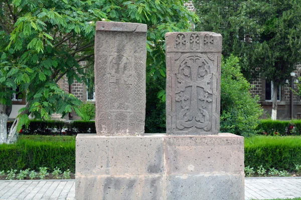 Dos piedras de khachkar talladas en gris, en Echmiadzin —  Fotos de Stock