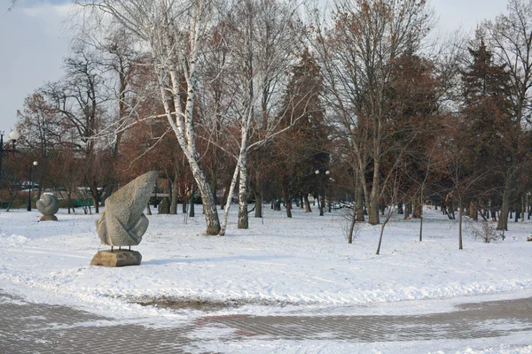 Pogány faragott kövek világos téli napon, Csernyihiv — Stock Fotó