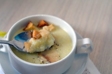 kereviz çorbası kase üzerine kaşıkla