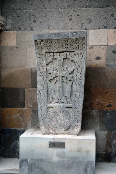 Carved khachkar stone in Echmiadzin — Stock Photo, Image
