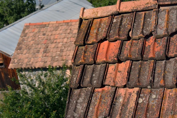 Střechy s staré červené dlaždice — Stock fotografie