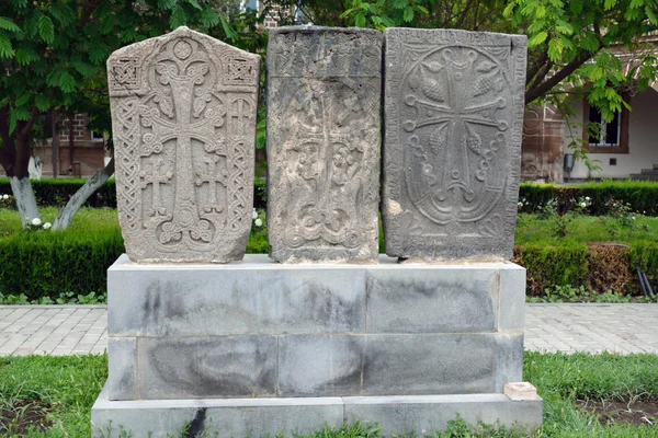 Drie khackkar stenen op een voetstuk in Echmiadzin — Stockfoto