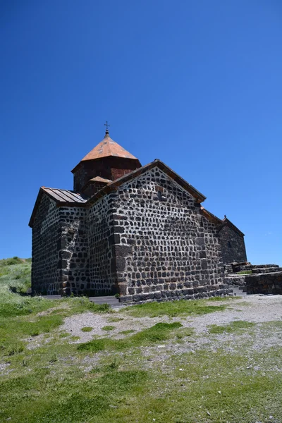 Iglesia del monasterio de Sevanavank, en una península en lago de Sevan — Foto de Stock