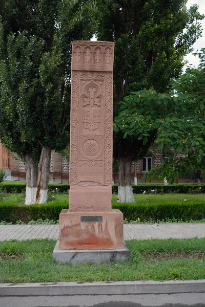 Khachkar sculpté, dans le territoire d'Echmiadzine — Photo