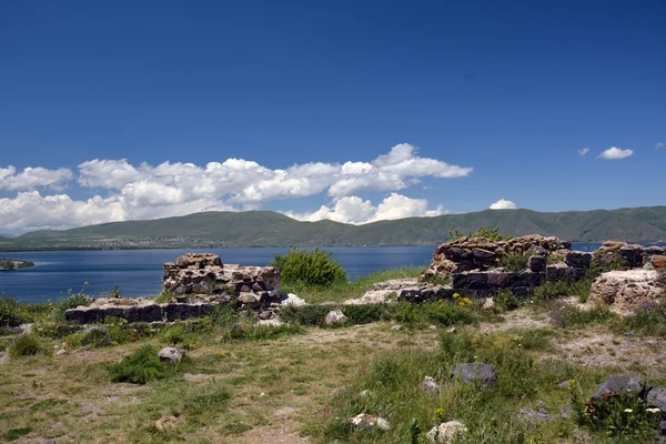Blick auf einen Hügel, einen See und Ruinen — Stockfoto