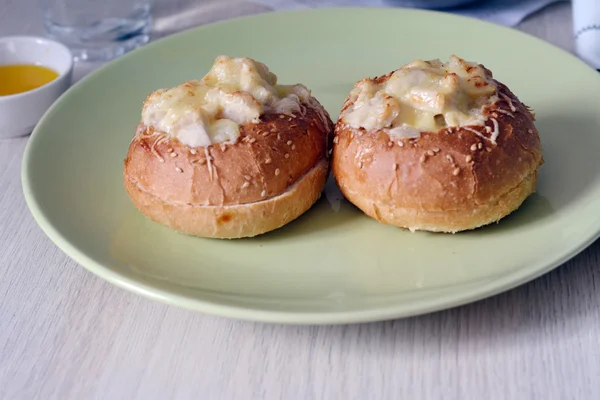 bir plaka üzerinde julienne ile iki buns