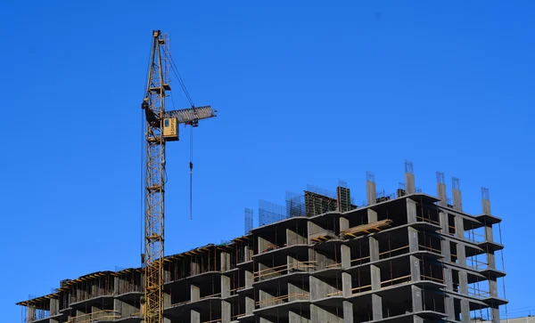 Crane and construction of the multistoried building — Stock Photo, Image