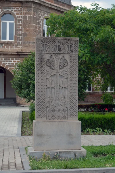 Grå snidade gamla khachkar i Etjmiadzin — Stockfoto