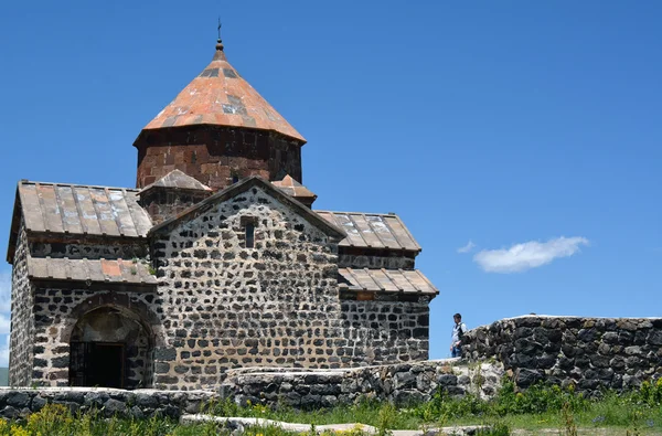 Vista frontal de la iglesia Sevanavank con un turista — Foto de Stock