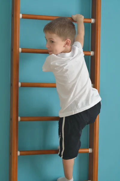 Çocuk Merdiven tırmanma spor salonunda