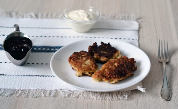 Crêpes de pommes, soucoupe à la crème sure et confiture de cerises — Photo