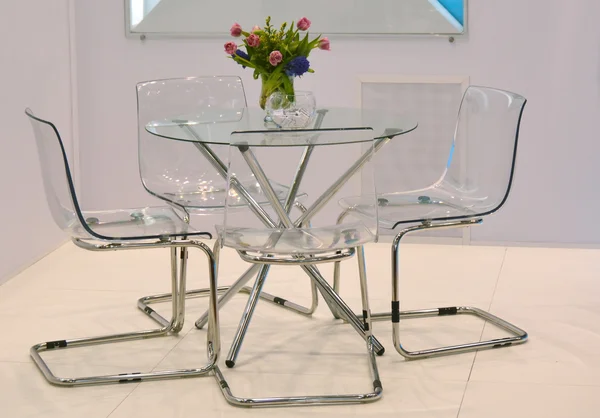 ガラスの椅子と花 tanle ロイヤリティフリーのストック画像