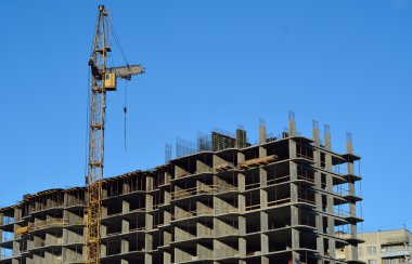 Bina ve mavi gökyüzü karşı bir vinç 