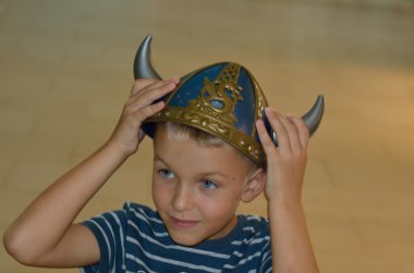 Çocuk bir kenara seyir viking kask içinde