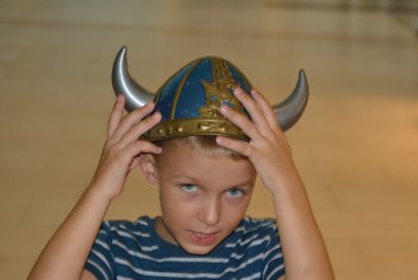 Viking çocuk kask üzerinde elleriyle 
