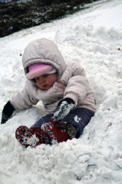 kar yığını bir oturan yürümeye başlayan çocuk kız