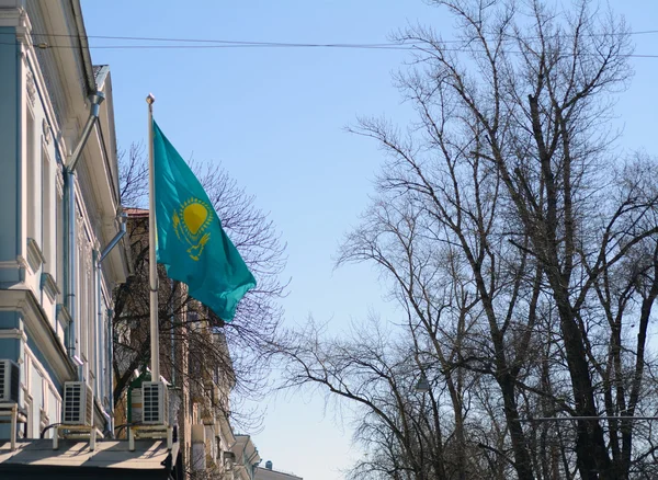 Flagge von Kasachstan auf dem Gebäude — Stockfoto