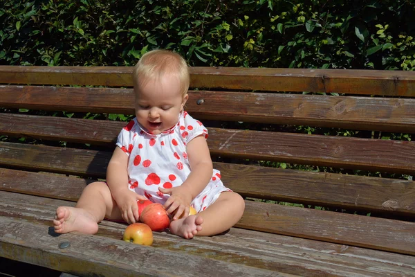 Toddler blond śmiać i sortowania jabłek — Zdjęcie stockowe