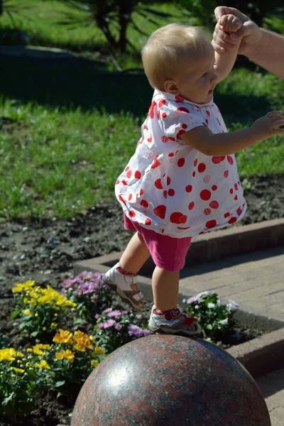 一个可爱的小宝贝女孩在石球 — 图库照片
