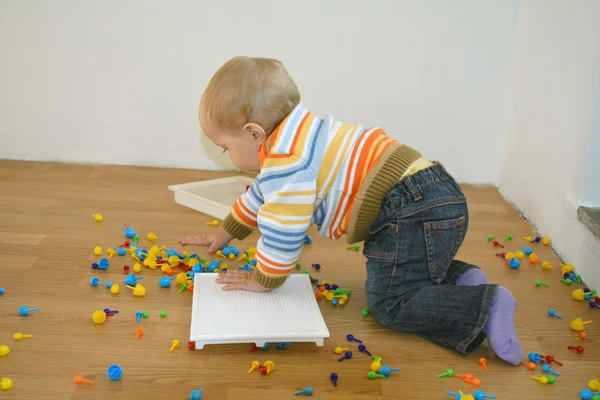 Um bebê bonito menina jogando mosaicos coloridos — Fotografia de Stock
