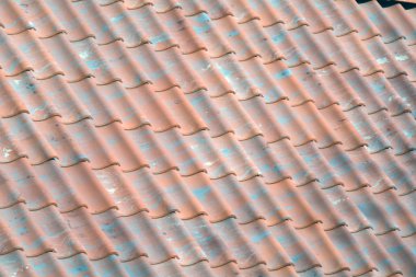 yeşil adet kırmızı kiremit çatı