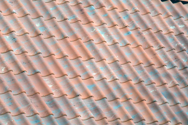 Telha vermelha telhado com peças verdes — Fotografia de Stock