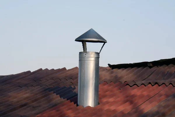 Chaminé de metal e parte do telhado — Fotografia de Stock
