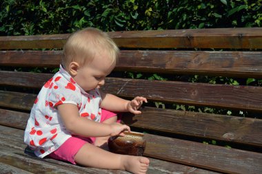 pot ile sevimli bir bebek