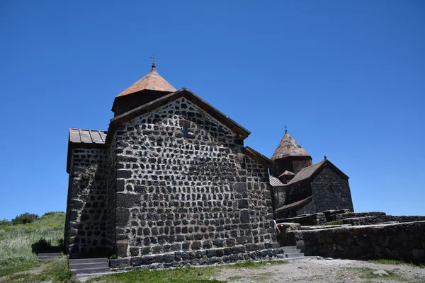 Deel van de tempel ensemble op Sevan lake — Stockfoto