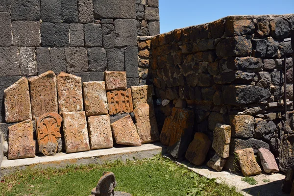 Куски разбитого хачкарского камня в Севанаванке — стоковое фото