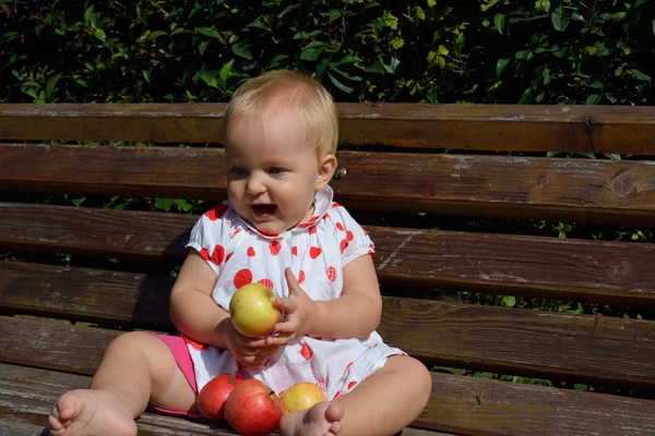Maluch ładny śmiać się i trzymać jabłko — Zdjęcie stockowe